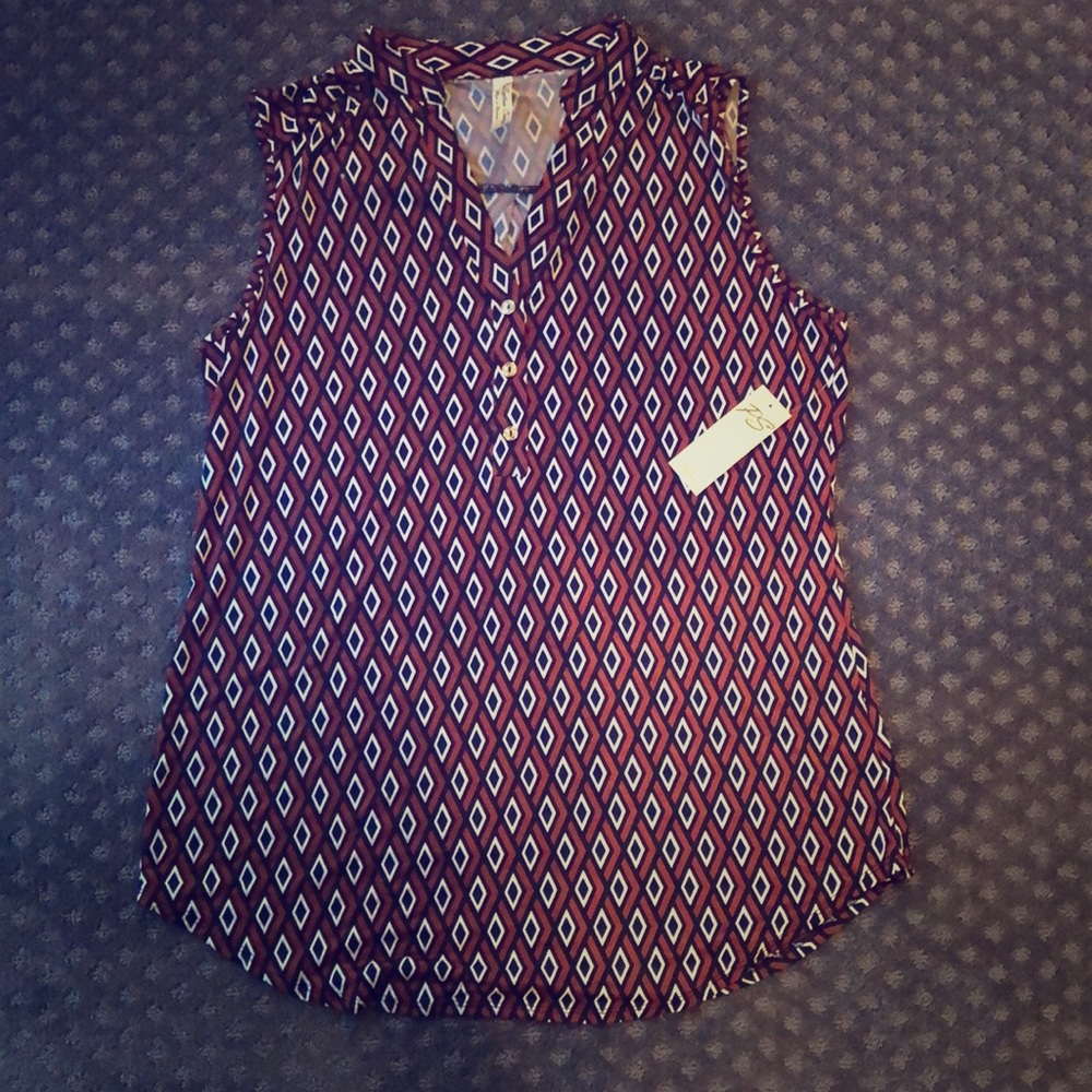 Diamond patterned sleeveless blouse!
